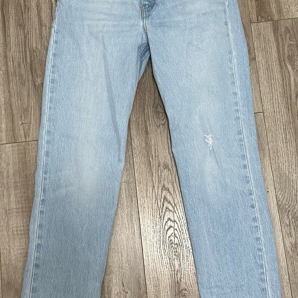 Beautiful light wash Levi’s they are slightly too small on me but super cute ! - Picture 5 of 5